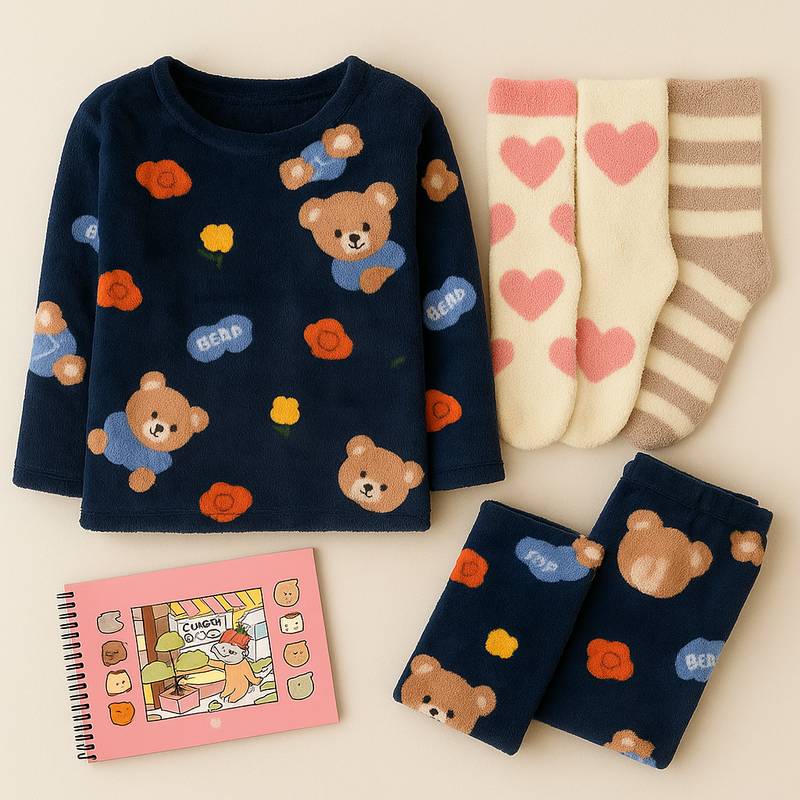 Combo Bobbie Goods: Pijama Azul Marinho com Estampa de Ursinho + 03 Meias térmicas fofas + Livro Bobbie Goods